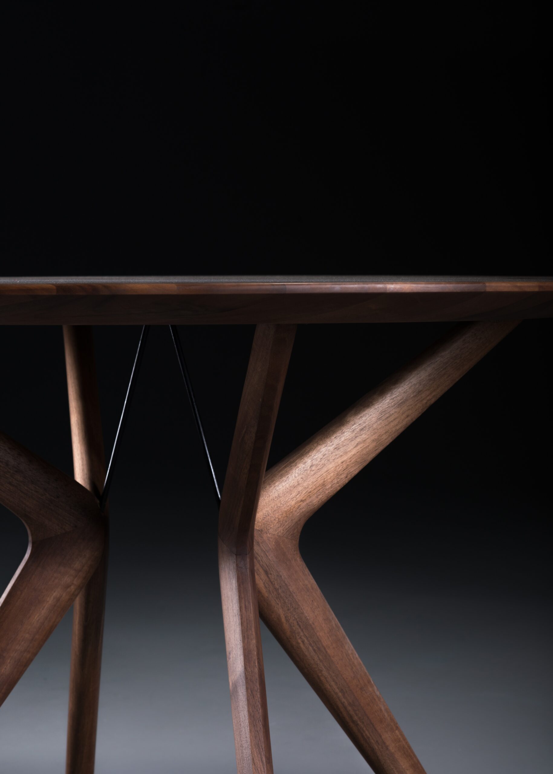 Lakri round table - Image 4