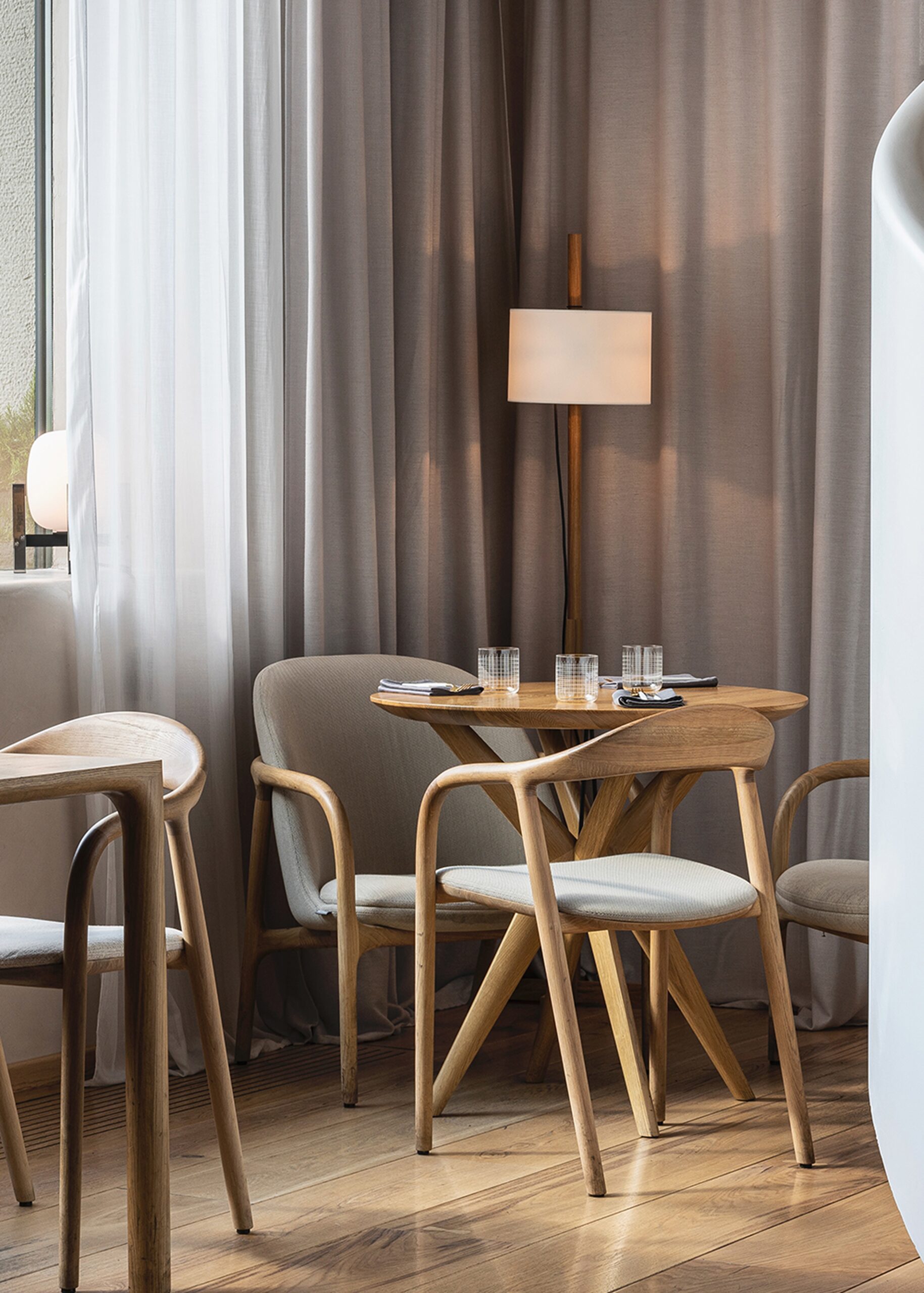 Lakri round table - Image 29