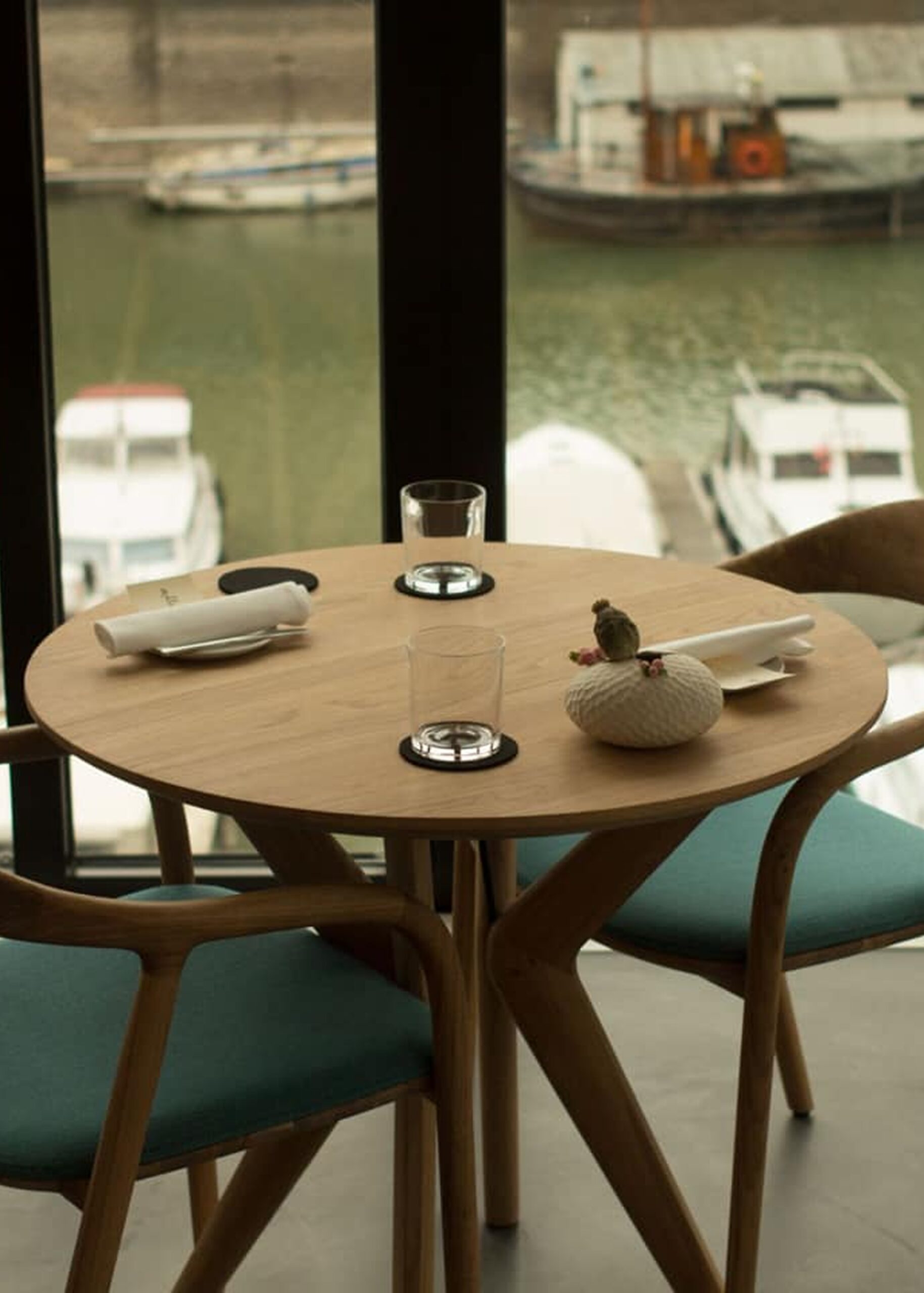 Lakri round table - Image 23